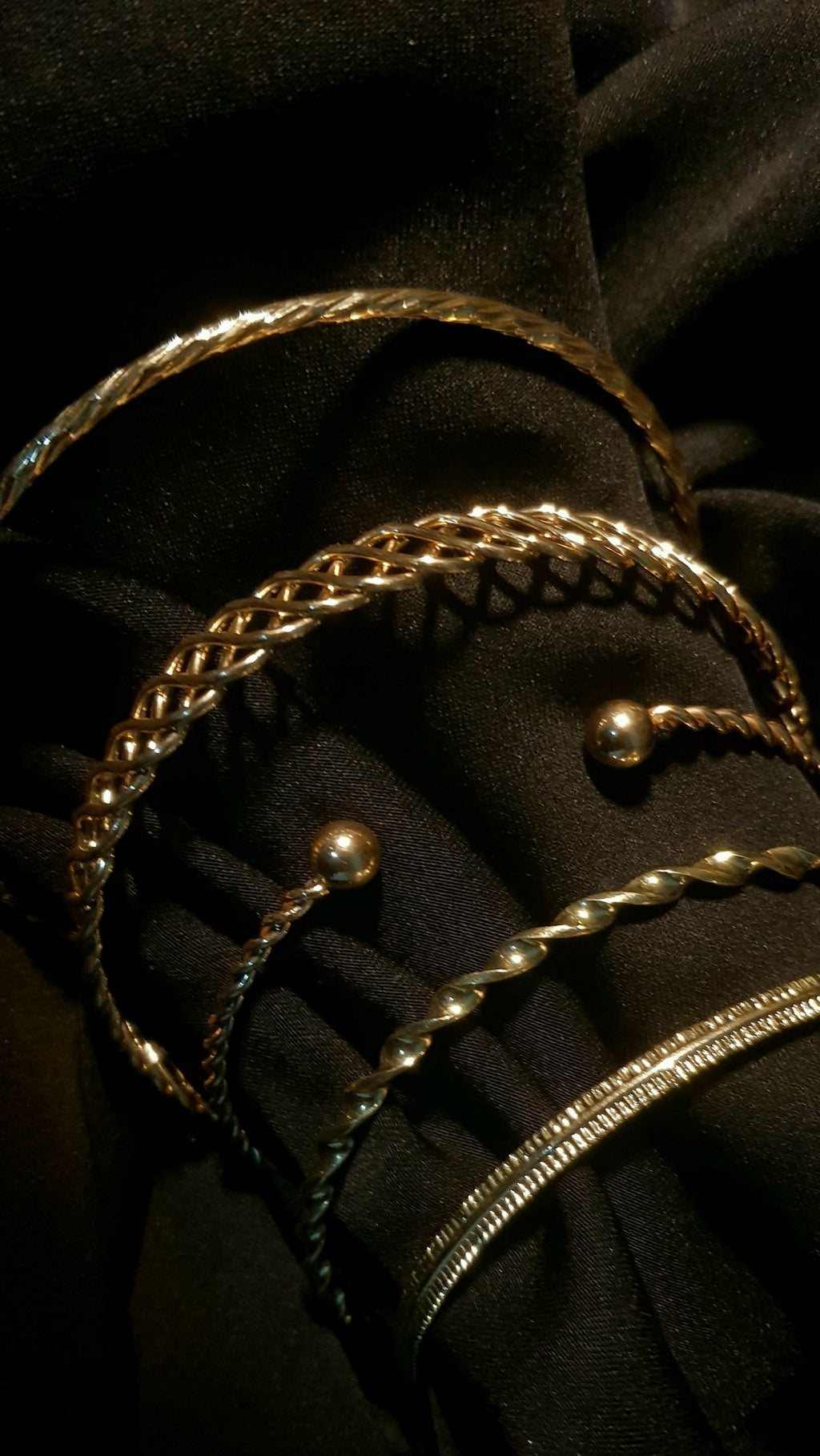 Golden Harmony – 5-Piece Textured Bangle Set