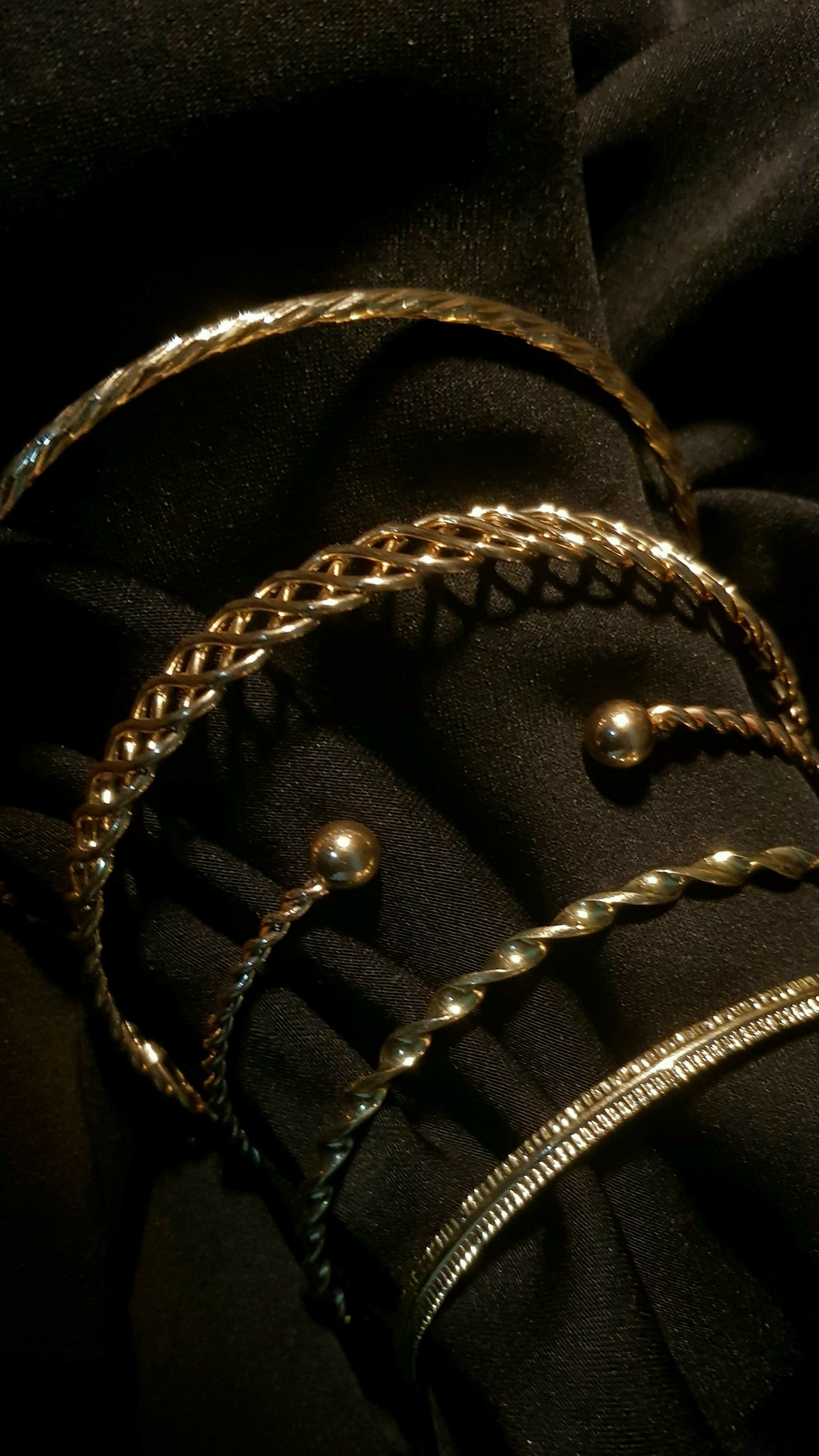 Golden Harmony – 5-Piece Textured Bangle Set